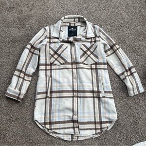 Hollister Women’s Medium Plaid Long Button Up Shirt Jacket in Brown, Cream, Blue
